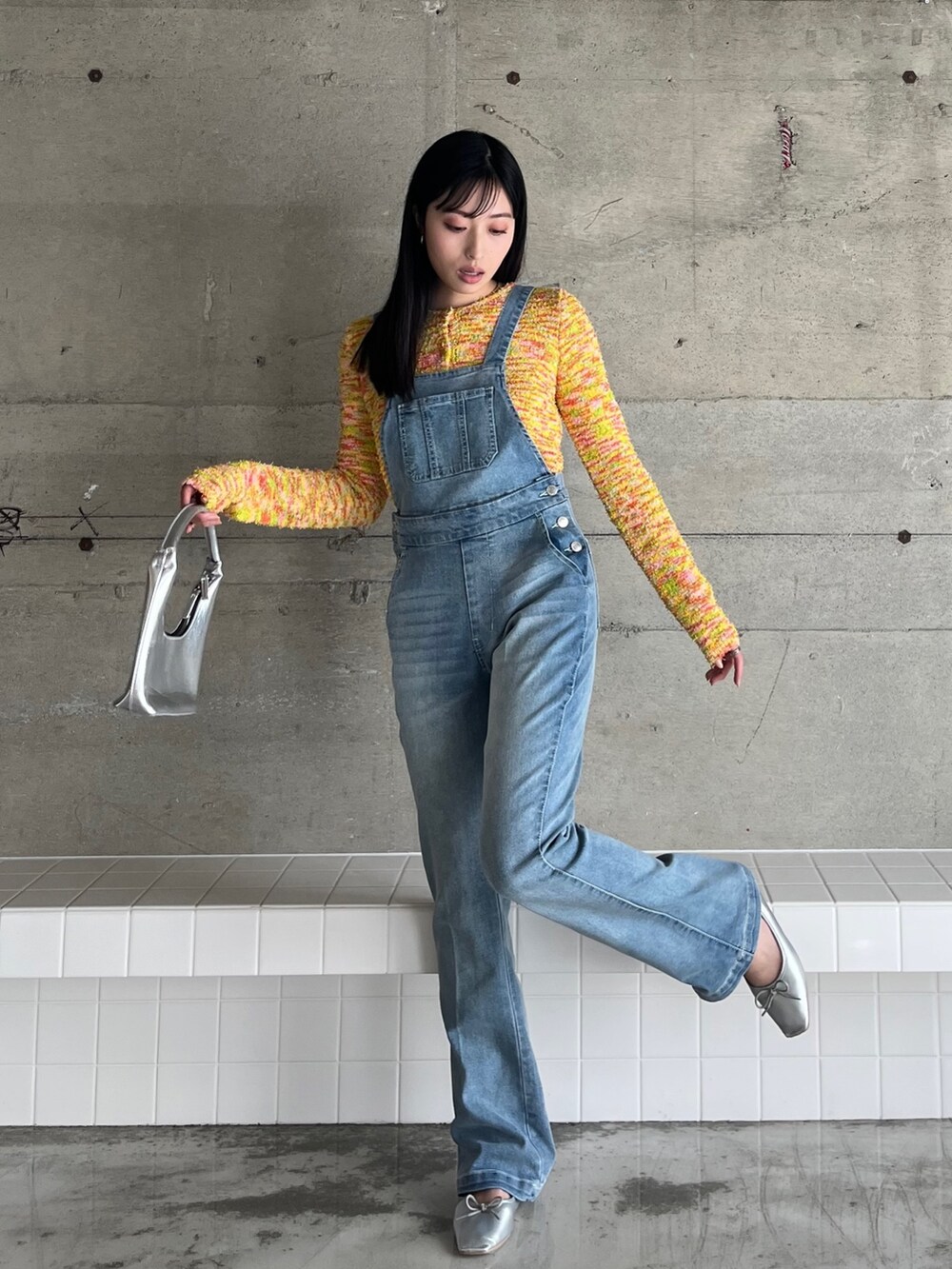 「春服デビュー宣言、レイヤードスタイル、カーディガン、春アウター、ストリート、春服みてみて、デニムジャケット、春コーデ、Gジャン、デニム、デニムオンデニム、韓国ファッション、韓国ストリート、セットアップ、いまどきジャケット写真」|「EPIMI E'PIMMYの〈2Way仕様〉スリムデニムサロペット(サロペット/オーバーオール、ブルー系)」を使った、EPIMI ÉPIMMYさん(レディース・163cm)の春コーディネートの3枚目の写真