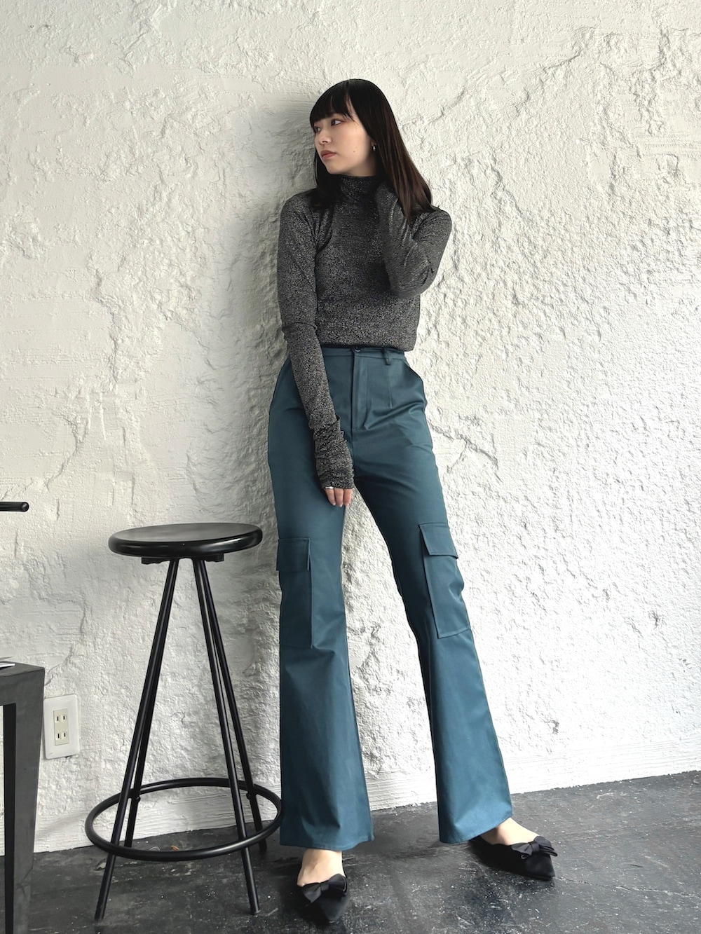 「プチプラ、きれいめカジュアル、タートルネック、ストリート、冬コーデ、休日スタイル、お出かけコーデ、ラメトップス、フレアパンツ、カーゴパンツ、カラーパンツ、シンプルコーデ、美脚パンツ、足長効果、パンプス」｜「EPIMI E'PIMMYのセミフレアカーゴパンツ（カーゴパンツ、ブルー系）」を使った、EPIMI ÉPIMMYさん（レディース・166cm）の冬コーディネートの2枚目の写真