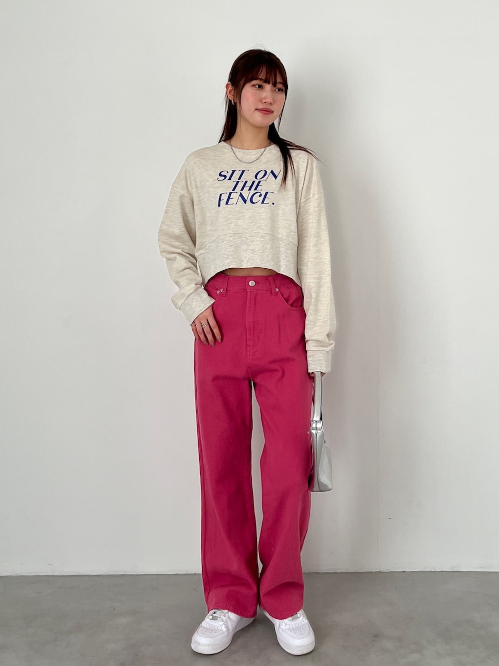 「服とコスメでなりたい自分に、マイベストコーデ2022、韓国ファッション、休日スタイル、スニーカー、プチプラコーデ、ショルダーバッグ、パンツスタイル、ロゴスウェット、骨格ウェーブ、カラーパンツ、プチプラ、ストリート、韓国ストリート、スウェット」｜「EPIMI E'PIMMYのワイドストレートカラーデニム（デニムパンツ、ピンク系）」を使った、EPIMI ÉPIMMYさん（レディース・164cm）の冬コーディネートの2枚目の写真