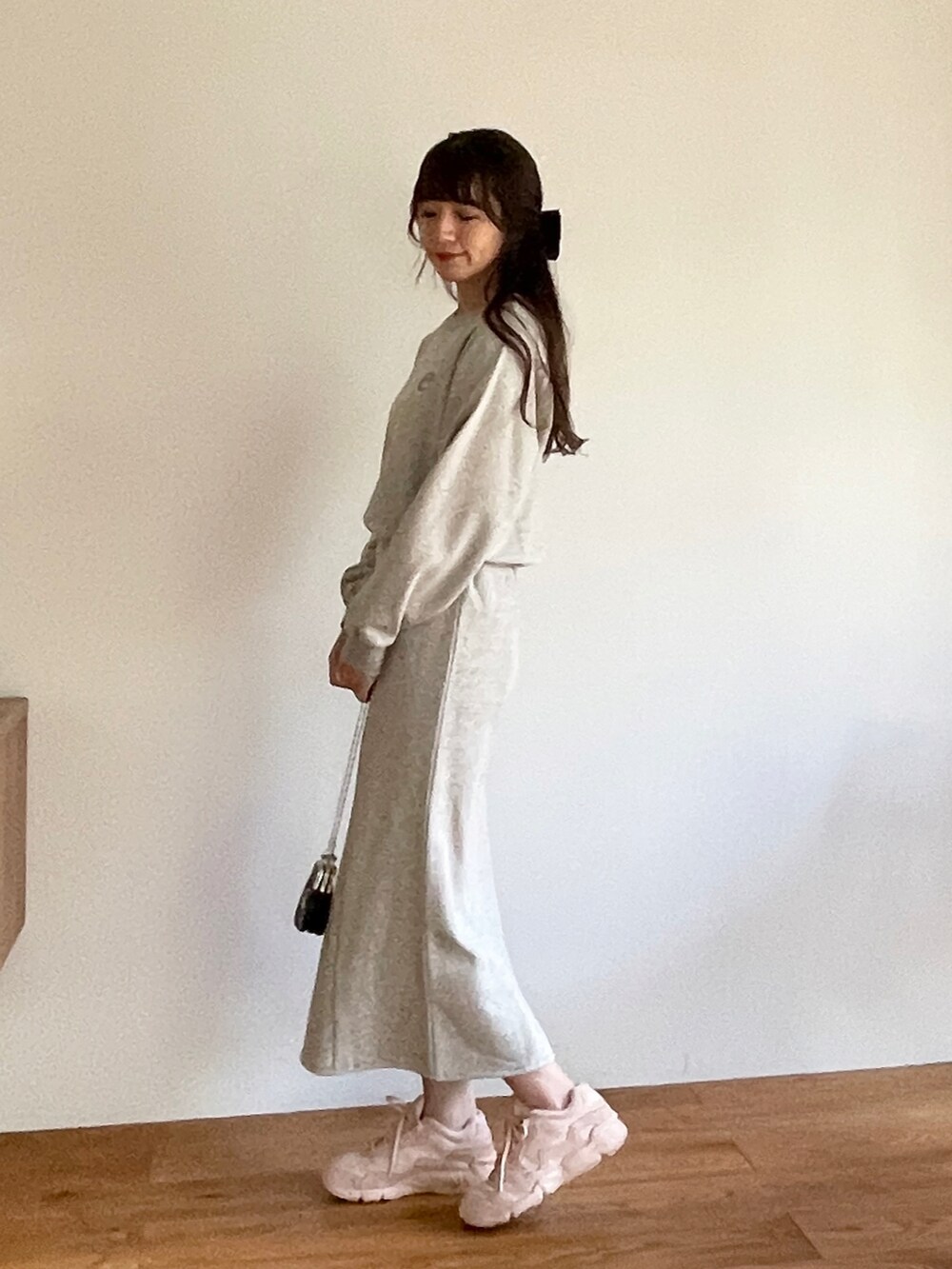 ブラック系のスカート、ブラック系のスウェット、その他のその他を着用したレディースの冬コーディネートの2枚目の写真