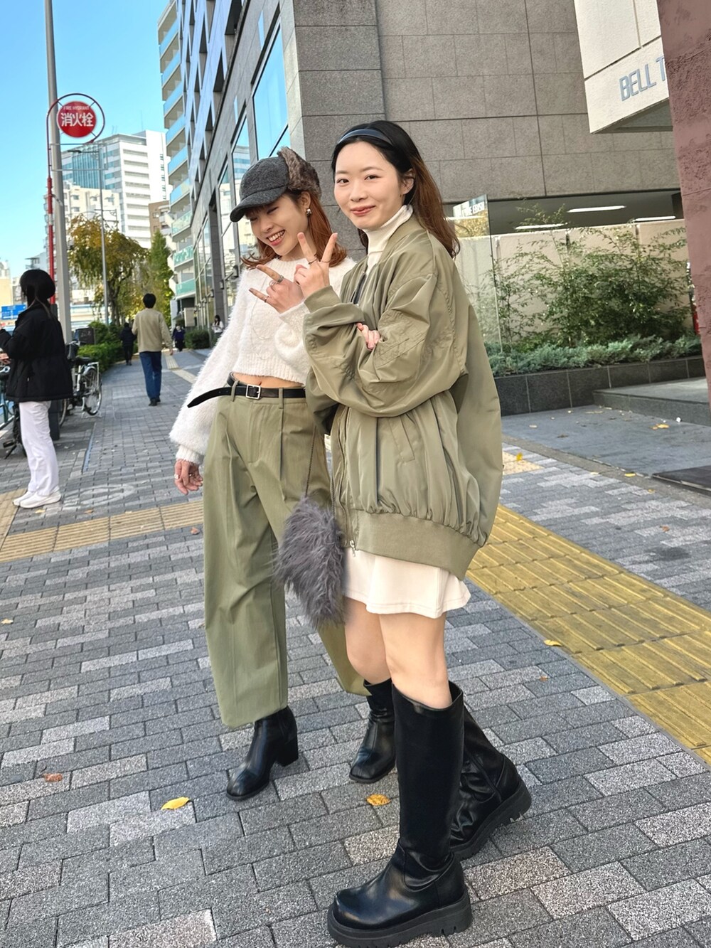 「ファッションを楽しもう、冬コーデ、きれいめカジュアル、ニット、タートルネック、ストリート、ファーバッグ、ブーツ、レイヤードスタイル、韓国ファッション、ワンピース、キャップ、休日スタイル、フライトキャップ、MA-1」|「EPIMI E'PIMMYのアシメディティールミニキャミワンピース(ワンピース、ホワイト系)」を使った、EPIMI ÉPIMMYさん(レディース・157cm)の冬コーディネートの3枚目の写真