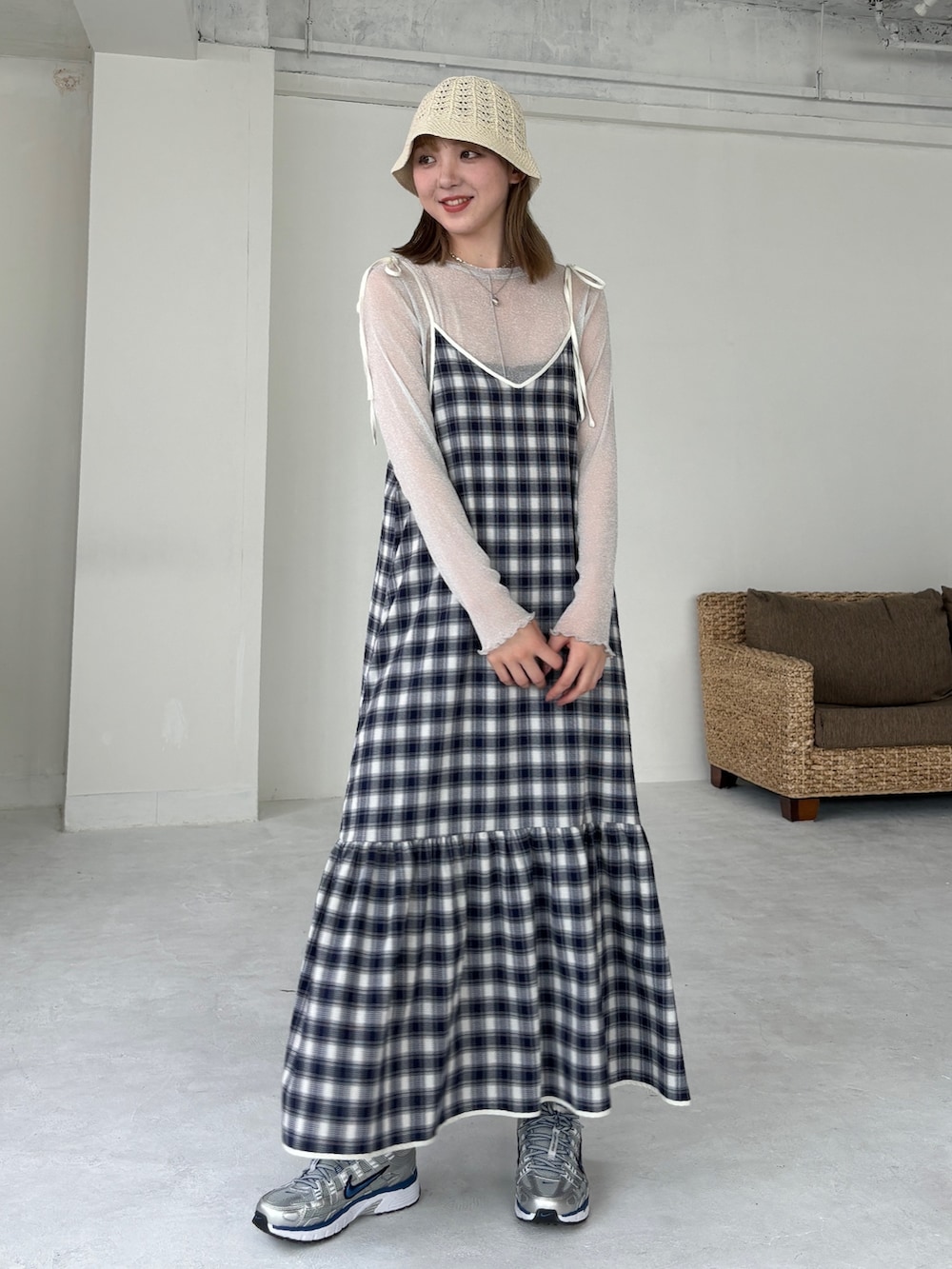 「レイヤードスタイル、プチプラ、夏コーデ、雨の日コーデ、デートコーデ、スニーカー、韓国ファッション、キャミワンピ、チェックワンピース、ロングワンピース、バケットハット、シルバーシューズ、カジュアルガーリー、ストリートMIX、高身長」｜「EPIMI E'PIMMYのパイピングチェックティアードキャミワンピース（ワンピース、ブラック系）」を使った、EPIMI ÉPIMMYさん（レディース・165cm）の夏コーディネートの3枚目の写真