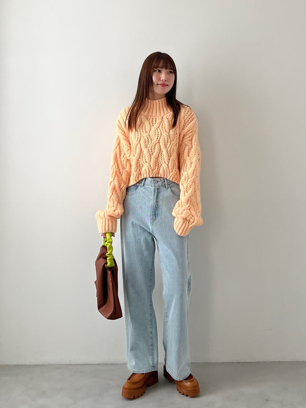 「プチプラ、冬コーデ、デニム、クリスマスに着たい服、ゆるニット、カジュアル、ケーブルニット、韓国ファッション、カラーコーデ、ボリューム袖、モックネック、骨格ウェーブ、パンツスタイル、トレンドコーデ、高身長女子」｜「EPIMI E'PIMMYのワイドストレートカラーデニム（デニムパンツ、ブルー系）」を使った、EPIMI ÉPIMMYさん（レディース・164cm）の秋コーディネートの2枚目の写真
