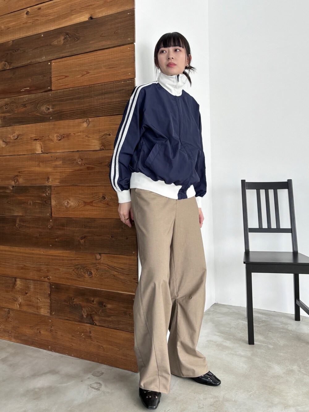 ベージュ系のスラックス、ブルー系のその他アウター、その他のその他を着用したレディースの春コーディネートの3枚目の写真