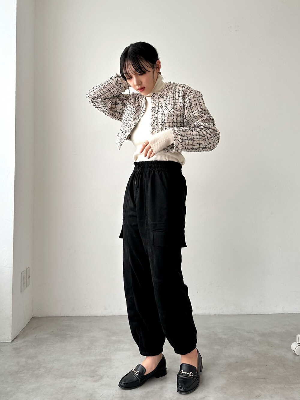 「秋服まるっと大公開、ローファー、ストリート、秋コーデ、カーゴパンツ、ジャケットスタイル、お出かけコーデ、スポーツミックス、アウトドアスタイル、休日スタイル、ツイードジャケット、モノトーン、韓国ファッション、ジャケット、重ね着ベストシーズン」｜「EPIMI E'PIMMYのスエードポンチカーゴパンツ（カーゴパンツ、ブラック系）」を使った、EPIMI ÉPIMMYさん（レディース・165cm）の秋コーディネートの2枚目の写真