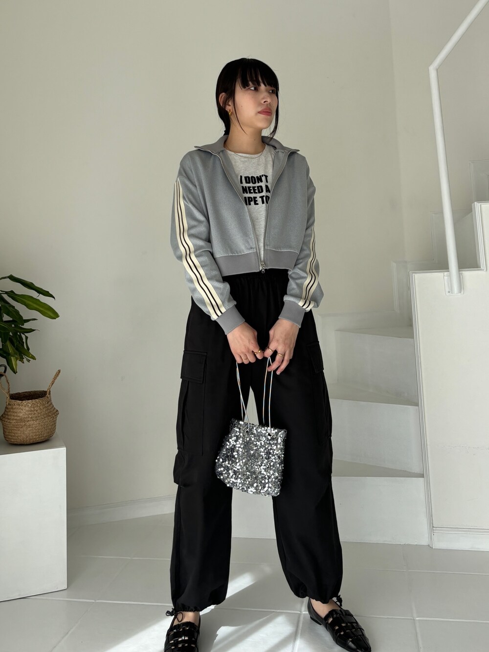 ブラック系のカーゴパンツ、グレー系のその他アウター、グレー系のチェスターコートを着用したレディースの冬コーディネートの3枚目の写真