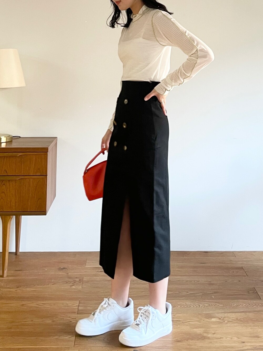 シルバー系のバレエシューズ、ブラック系のボストンバッグ、ブラック系のスカートを着用したレディースの冬コーディネートの4枚目の写真