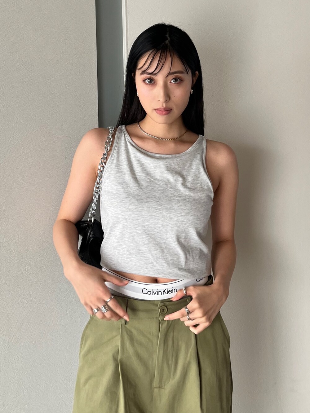 「ほめられ本命コーデ、韓国ファッション、メンズコーデ、レイヤードスタイル、ラクチンコーデ、春コーデ、パンツスタイル、Gジャン、ショート丈、チノパン、腰パン、ストリート、韓国ストリート、カジュアルコーデ、いまどきジャケット写真」｜「EPIMI E'PIMMYのハイロー２Wayチノパンツ（チノパンツ、グリーン系）」を使った、EPIMI ÉPIMMYさん（レディース・163cm）の冬コーディネートの4枚目の写真