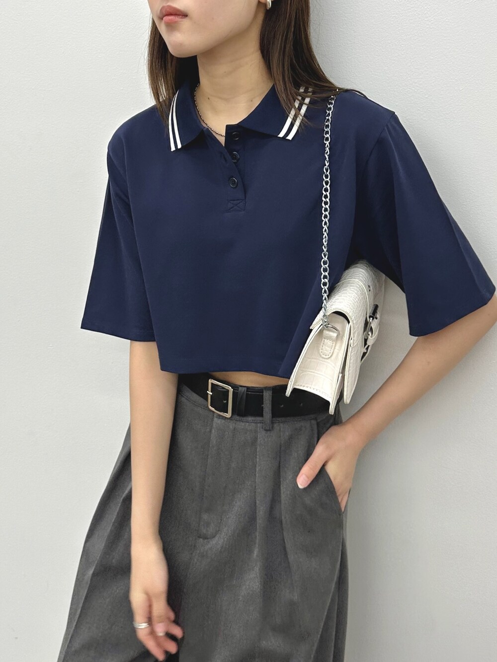 ベージュ系のスウェットパンツ、ブルー系のポロシャツ、その他のその他を着用したレディースの夏コーディネートの3枚目の写真