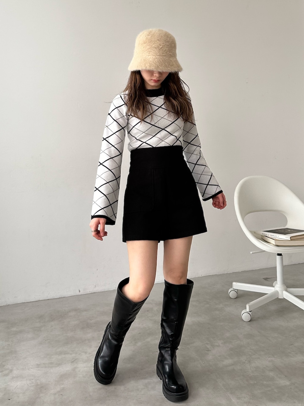 「きれいめカジュアル、ニット、ストリート、ブーツ、バケットハット、お出かけコーデ、シンプルコーデ、ハイウエスト、ロングブーツ、韓国ファッション、ショートパンツ、秋冬コーデ、脚長効果、脚長コーデ、ショーパン」|「EPIMI E'PIMMYのハイウエストツイルショートパンツ(その他パンツ、ブラック系)」を使った、EPIMI ÉPIMMYさん(レディース・156cm)の秋コーディネートの3枚目の写真