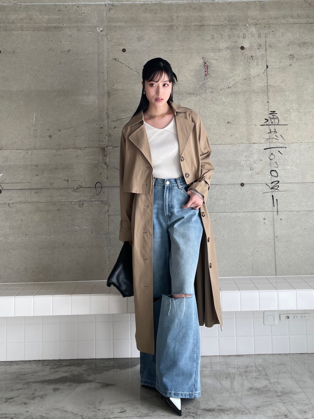 「春服デビュー宣言、ジャケット、レイヤードスタイル、シンプルコーデ、きれいめカジュアル、春アウター、ストリート、春服みてみて、休日スタイル、韓国ファッション、韓国ストリート、ダメージデニムパンツ、ショートトレンチ、デニム、いまどきジャケット写真」｜「EPIMI E'PIMMYの二―ダメージワイドストレートデニム（デニムパンツ、ブルー系）」を使った、EPIMI ÉPIMMYさん（レディース・163cm）の春コーディネートの5枚目の写真