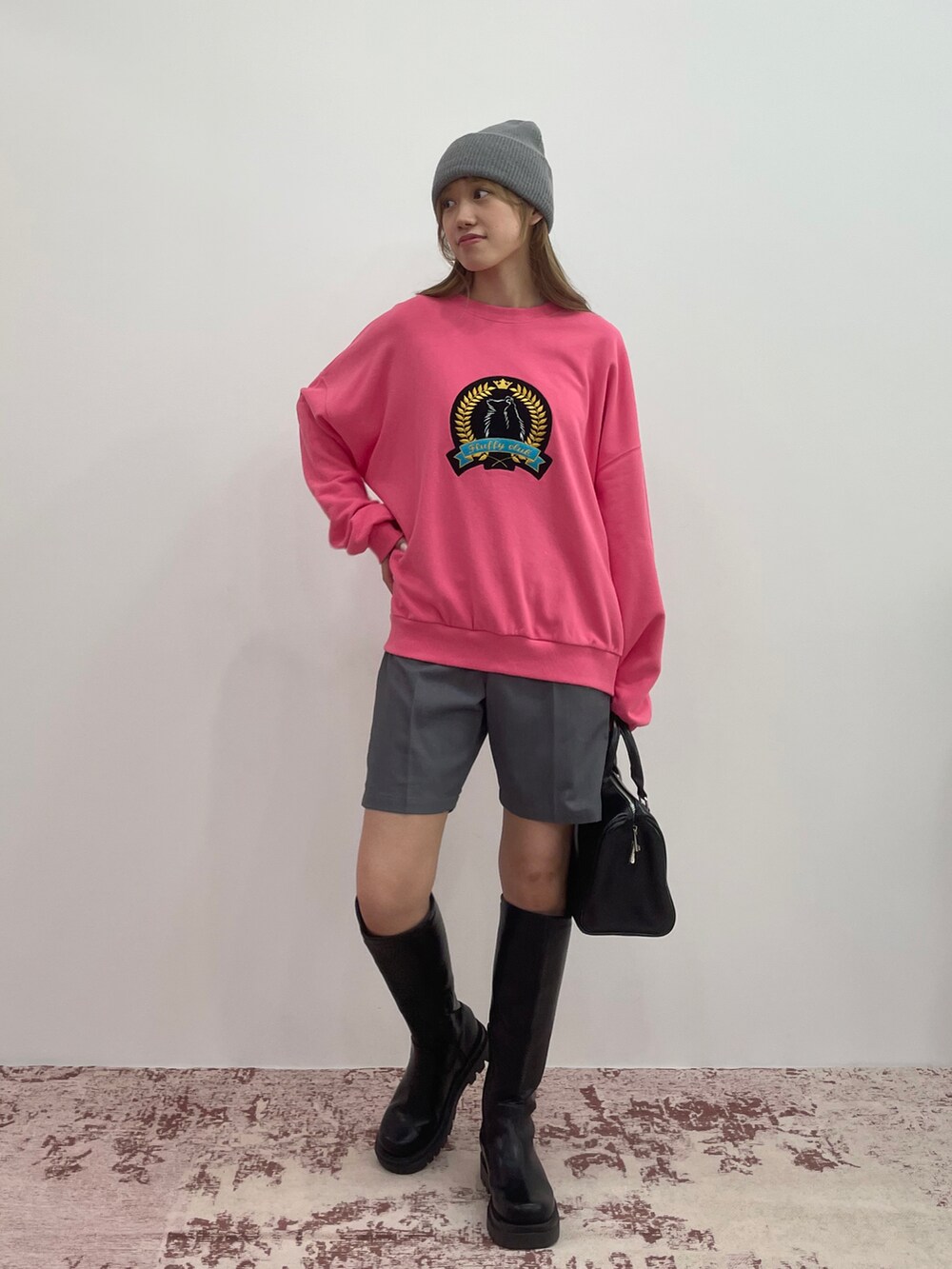 「y2k、ロングブーツ、ストリート、プチプラ、韓国ファッション、ボストンバッグ、秋服準備はじめました、スウェット、ボリューム袖、ピンク、カラーコーデ、ニット帽、トレンド、韓国コーデ、プチプラコーデ」｜「EPIMI E'PIMMYの〈ユニセックス〉バリエリブニットキャップ（ニットキャップ/ビーニー、グレー系）」を使った、EPIMI ÉPIMMYさん（レディース・158cm）の秋コーディネートの3枚目の写真