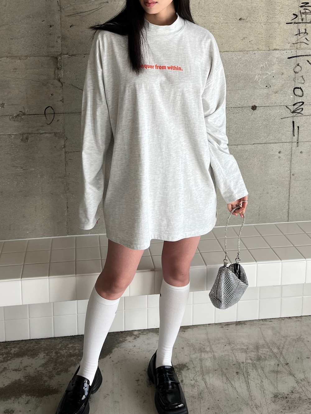 「スクエアトゥ、プチプラ、デニム、韓国ファッション、厚底シューズ、レイヤードスタイル、春先取り、ほめられ本命コーデ、韓国ストリート、春コーデ、春アウター、Gジャン、オーバーサイズ、ストリート、ハイソックス」｜「EPIMI E'PIMMYの〈ユニセックス〉オーバーデニムジャケット（デニムジャケット、ブルー系）」を使った、EPIMI ÉPIMMYさん（レディース・163cm）の冬コーディネートの5枚目の写真