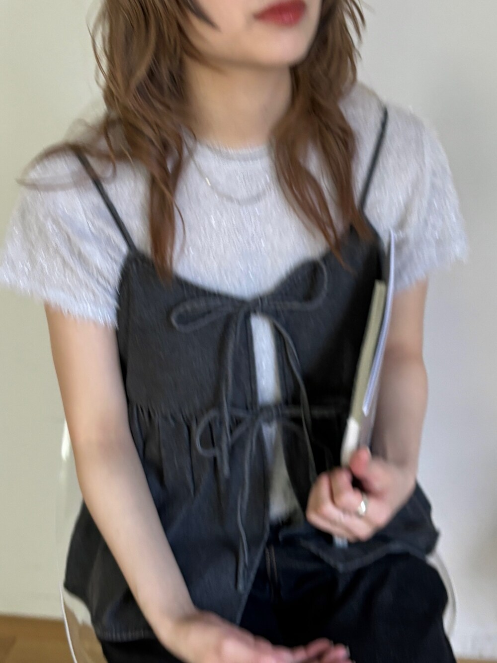 グレー系のキャミソール、グレー系のTシャツ/カットソー、ブラック系のデニムパンツを着用したレディースの春コーディネートの5枚目の写真