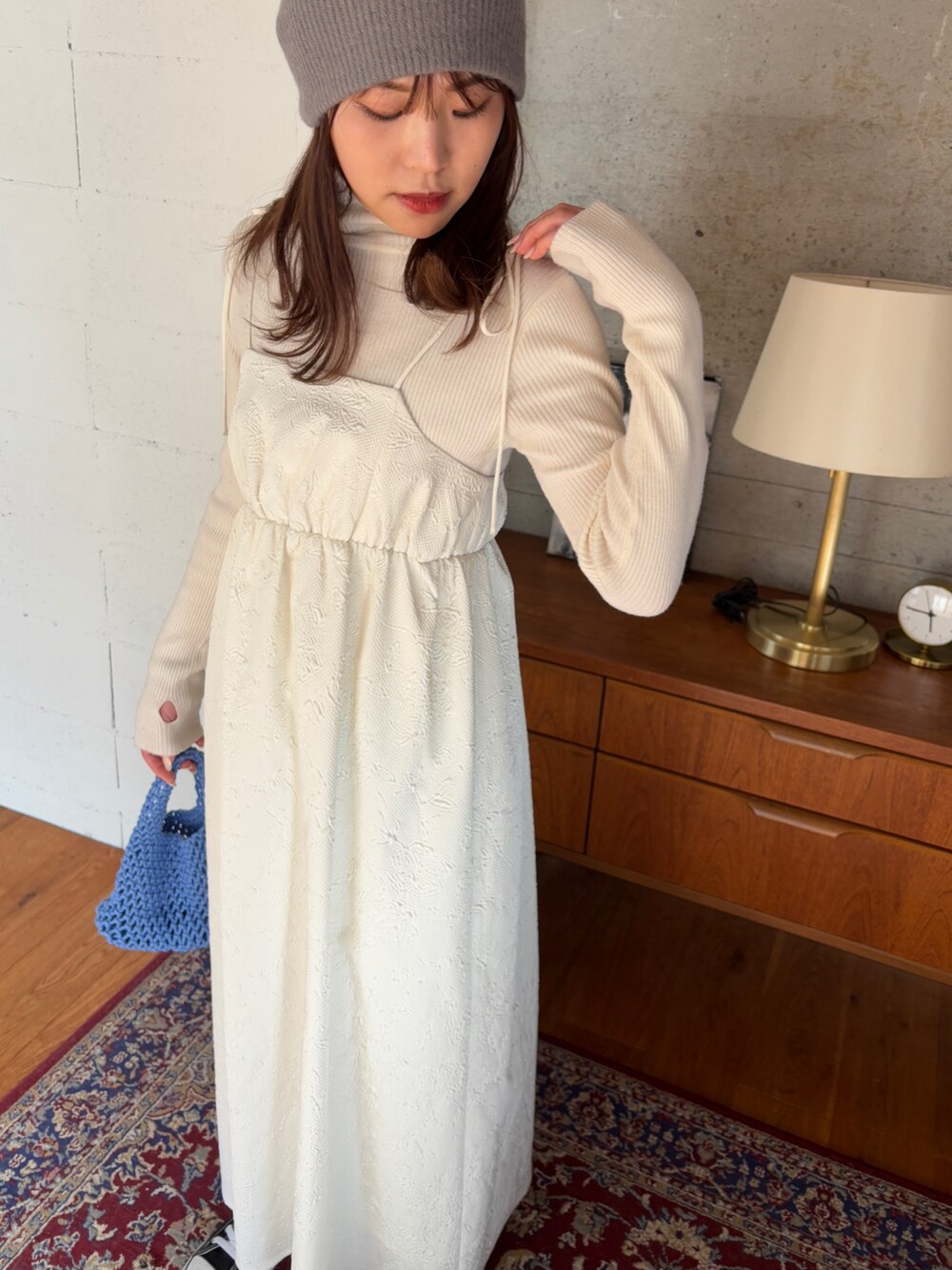 「冬のコーデ、カジュアルスタイル、秋冬コーデ、ゆるコーデ、シンプル、大人可愛い、お洒落さんとつながりたい、今日のコーデ、大人かわいい、ガーリー、ワンピース、ハイネック、ニット帽、スニーカーコーデ、骨格ナチュラル」｜「EPIMI E'PIMMYのサムホールデザインハイネックリブニット（ニット/セーター、ホワイト系）」を使った、EPIMI ÉPIMMYさん（骨格ナチュラル・レディース・159cm）の冬コーディネートの4枚目の写真