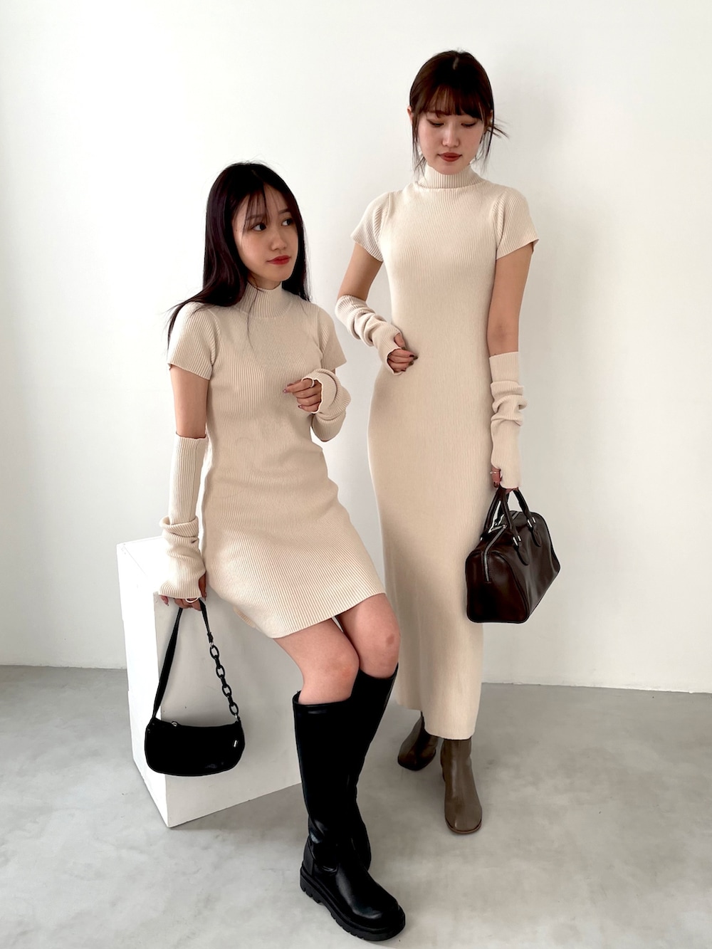 ホワイト系のワンピース、ホワイト系のワンピース、ブラック系のブーツを着用したレディースの秋コーディネートの2枚目の写真