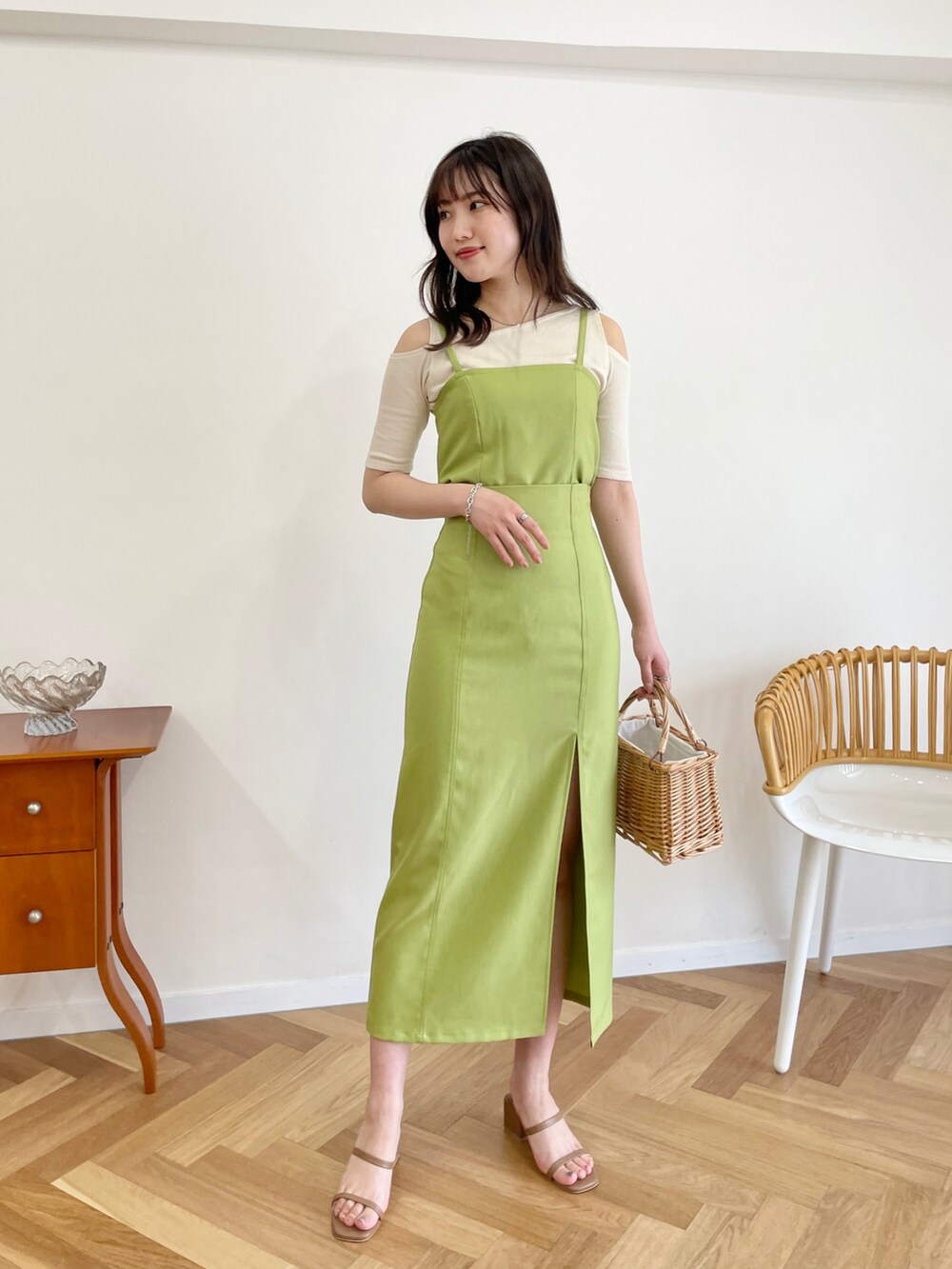 「秋のコーデ、秋服準備はじめました、秋先取りコーデ、ロングワンピース、グリーン、着回しコーデ、キャミワンピース、キャミワンピ、ワンピース、レイヤードスタイル、バレエシューズ、カラーコーデ、ピスタチオ、プチプラ、ワントーンコーデ」｜「EPIMI E'PIMMYのフェイクレザーボストンバッグ（ボストンバッグ、ブラウン系）」を使った、EPIMI ÉPIMMYさん（レディース・164cm）の夏コーディネートの2枚目の写真
