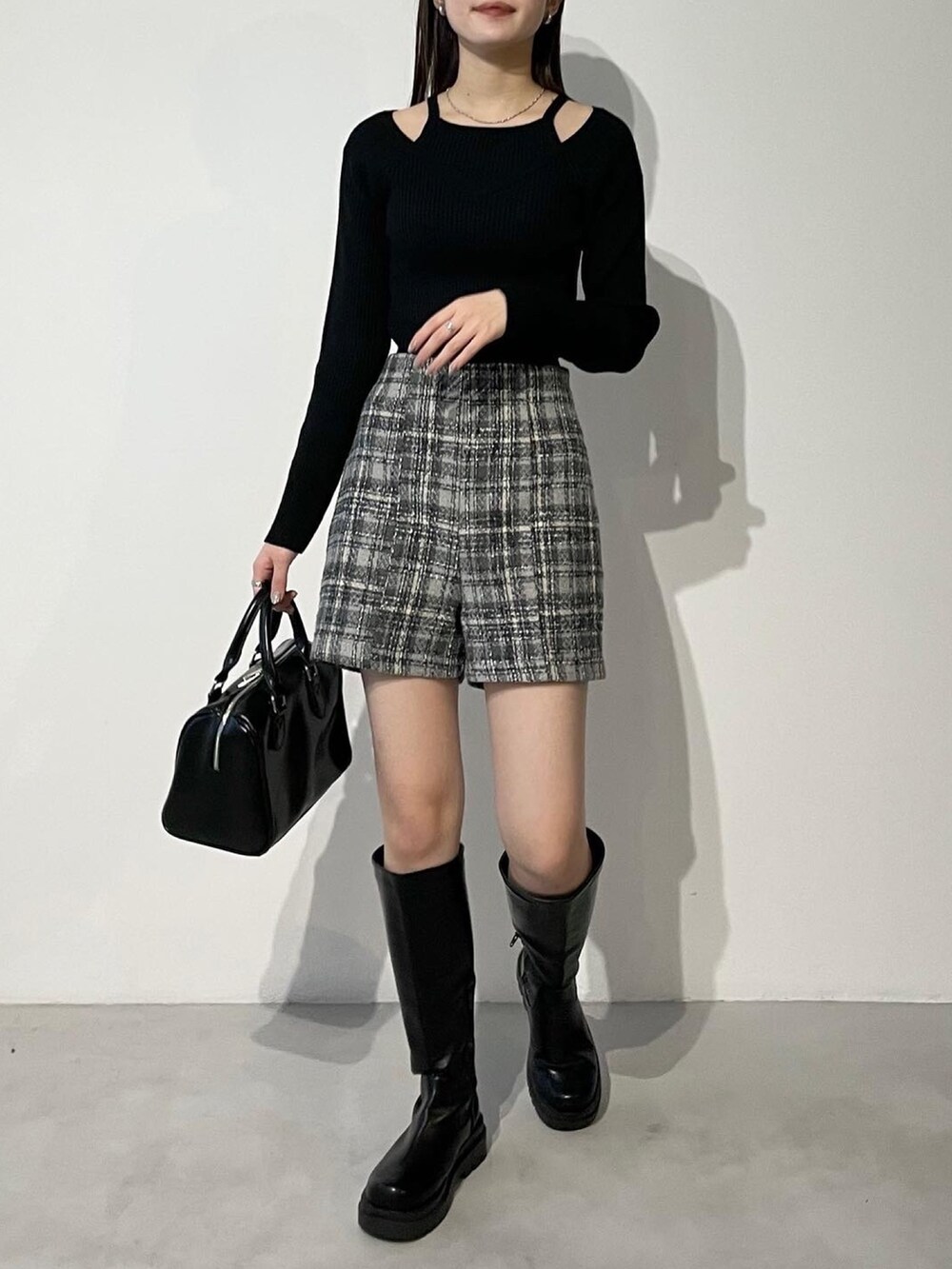 ベージュ系のその他パンツ、ブラック系のスウェット、ブラック系のブーツを着用したレディースの冬コーディネートの2枚目の写真