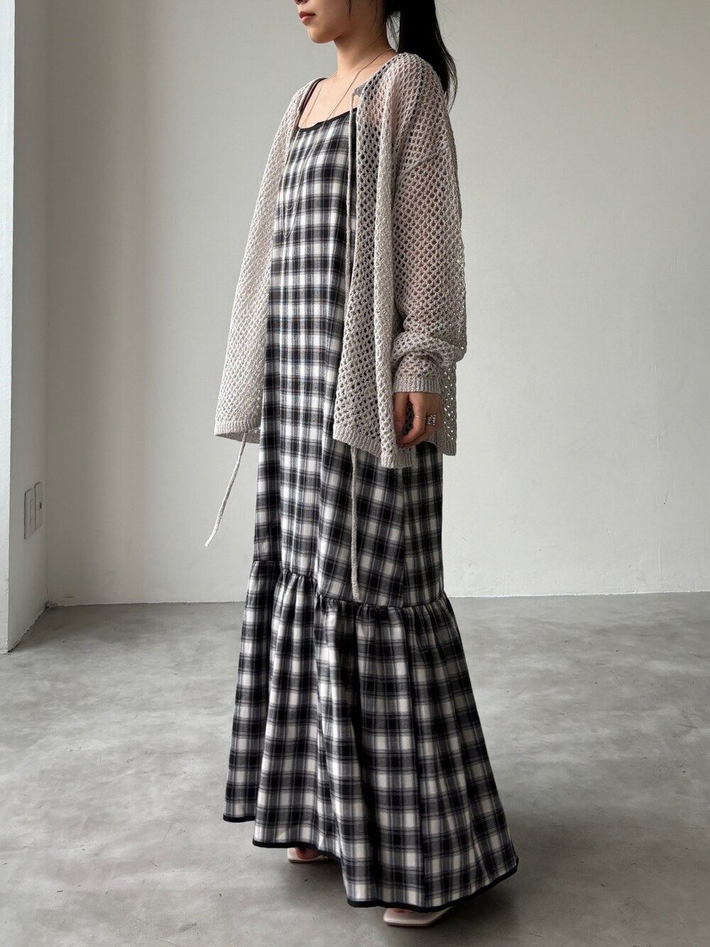 ホワイト系のカーディガン/ボレロ、ブラック系のワンピース、その他のその他を着用したレディースの春コーディネートの2枚目の写真