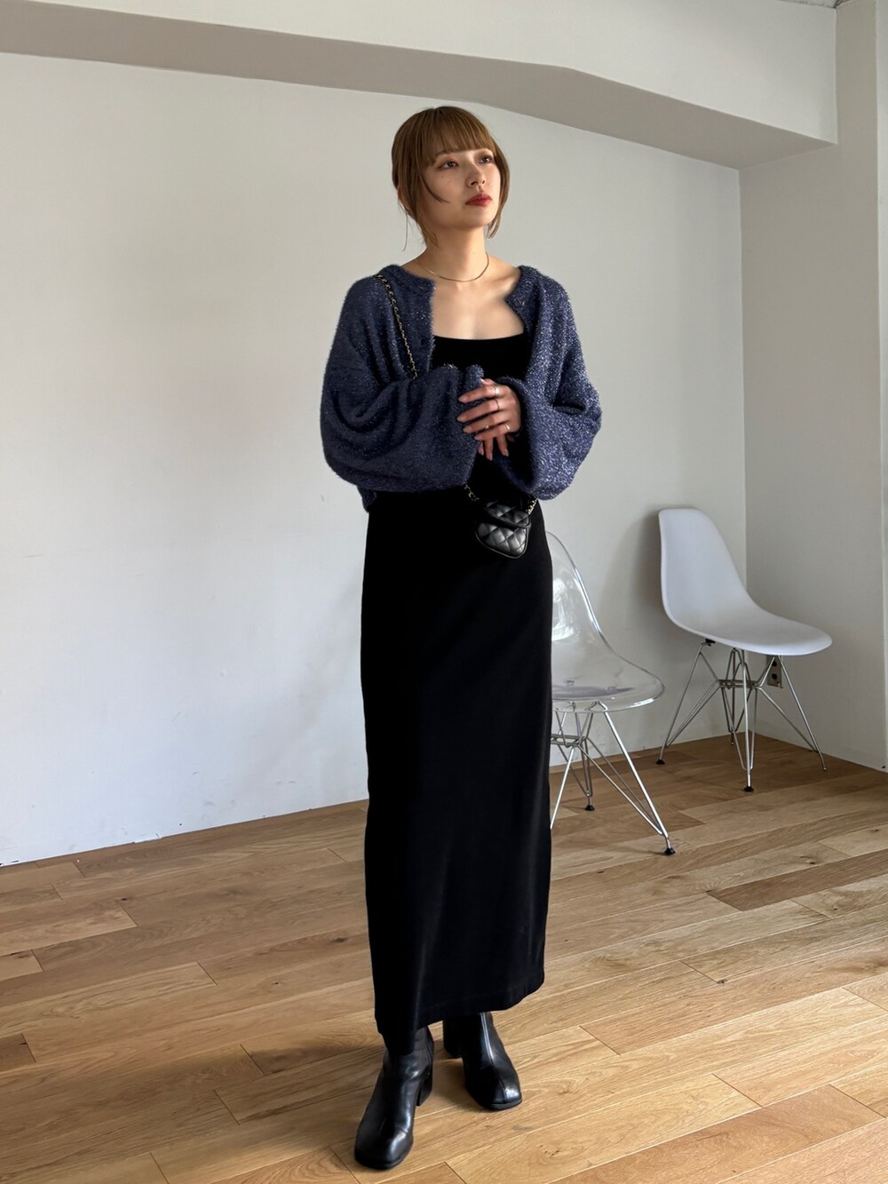 「おでかけコーデ、キャミワンピ、レイヤードスタイル、デートコーデ、ブーツ、きれいめカジュアル、春夏コーデ、モード、ワンピース、休日スタイル、シンプルコーデ、韓国ファッション、カーディガン、ラメニット、ボリューム袖」｜「EPIMI E'PIMMYの【マルチウェイ】テレコキャミワンピ/半袖トップスSET（ワンピース、ブラック系）」を使った、EPIMI ÉPIMMYさん（レディース・166cm）の春コーディネートの4枚目の写真