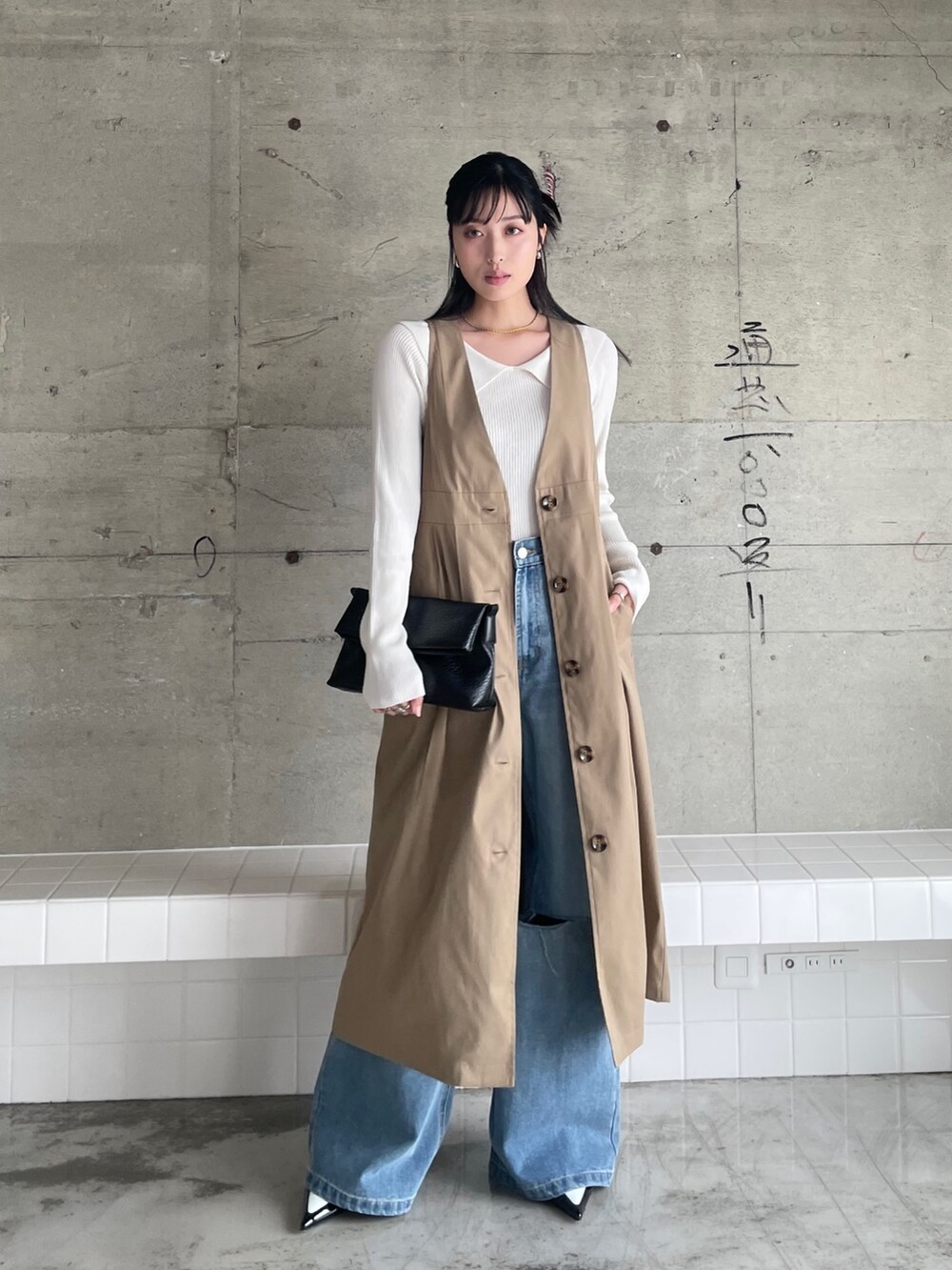 「春服デビュー宣言、ジャケット、レイヤードスタイル、シンプルコーデ、きれいめカジュアル、春アウター、ストリート、春服みてみて、休日スタイル、韓国ファッション、韓国ストリート、ダメージデニムパンツ、ショートトレンチ、デニム、いまどきジャケット写真」｜「EPIMI E'PIMMYの二―ダメージワイドストレートデニム（デニムパンツ、ブルー系）」を使った、EPIMI ÉPIMMYさん（レディース・163cm）の春コーディネートの2枚目の写真