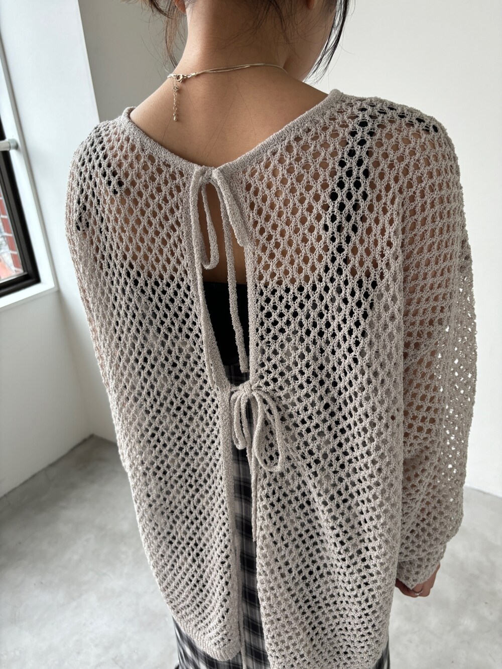 ホワイト系のカーディガン/ボレロ、ブラック系のワンピース、その他のその他を着用したレディースの春コーディネートの5枚目の写真