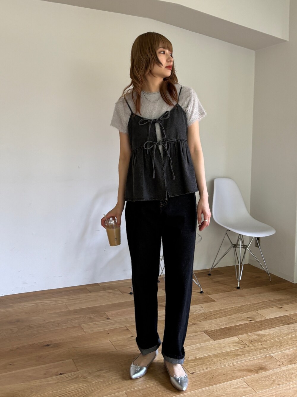 グレー系のキャミソール、グレー系のTシャツ/カットソー、ブラック系のデニムパンツを着用したレディースの春コーディネートの2枚目の写真