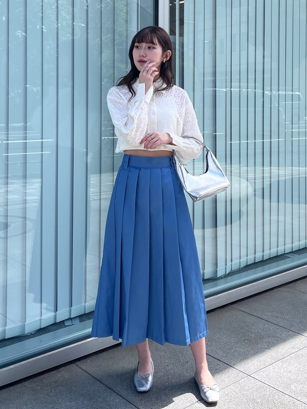 ホワイト系のシャツ/ブラウス、ホワイト系のキャミソール、ブルー系のスカートを着用したレディースの春コーディネートの2枚目の写真