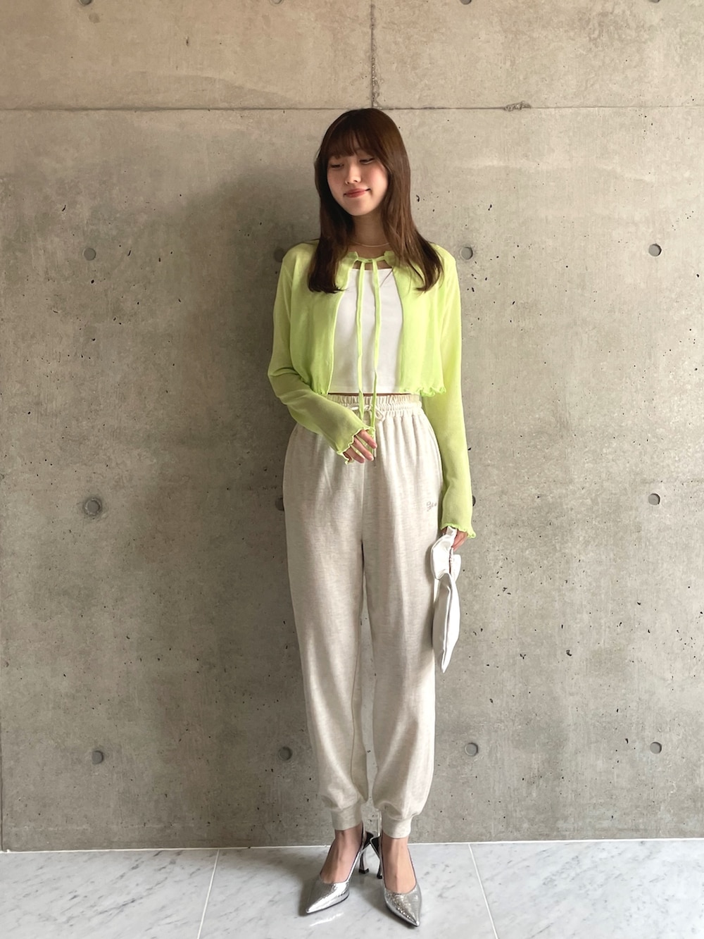 「お出かけコーデ日記、ビタミンカラー、ストリート、厚底シューズ、春夏コーデ、モード、初夏コーデ、楽チンコーデ、韓国ファッション、ダメージデニムパンツ、カーディガン、シアートップス、カラーコーデ、ショート丈トップス、韓国ストリート」｜「EPIMI E'PIMMYのダメージワイドストレートデニム（デニムパンツ、グレー系）」を使った、EPIMI ÉPIMMYさん（レディース・164cm）の春コーディネートの3枚目の写真