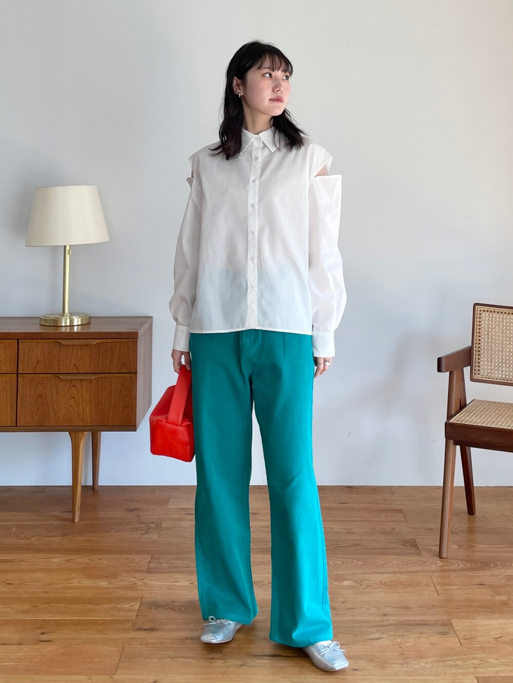 ホワイト系のシャツ/ブラウス、その他のその他を着用したレディースの春コーディネートの2枚目の写真