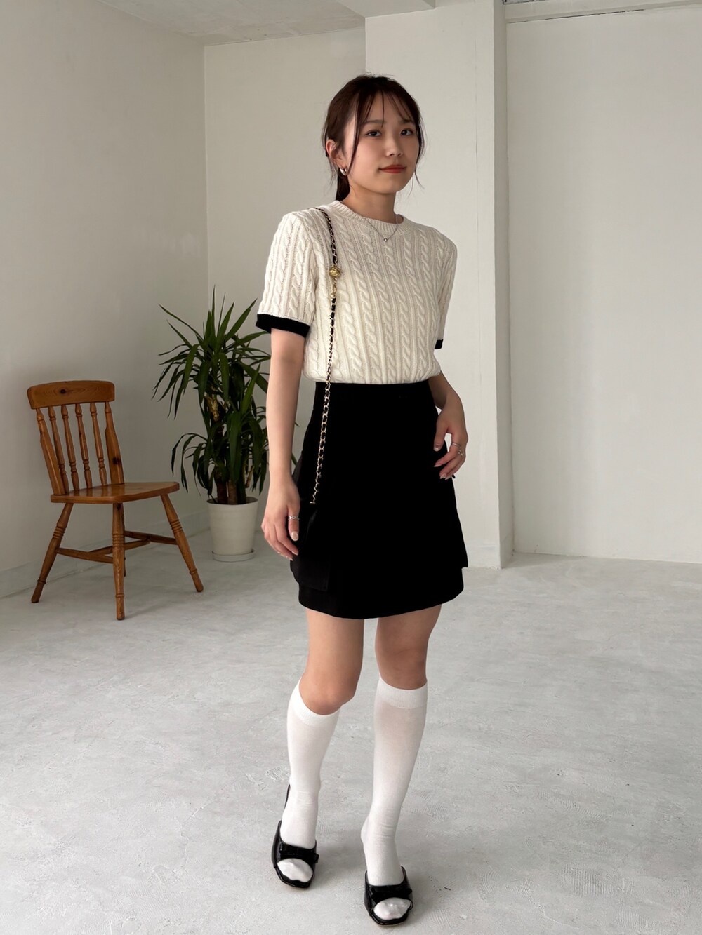 ブラック系のスカート、ホワイト系のニット/セーター、その他のその他を着用したレディースの夏コーディネートの3枚目の写真