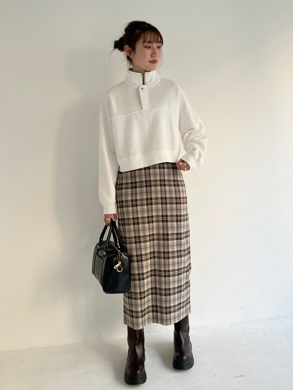 グレー系のデニムパンツ、ホワイト系のスニーカー、グリーン系のスウェットを着用したレディースの秋コーディネートの2枚目の写真