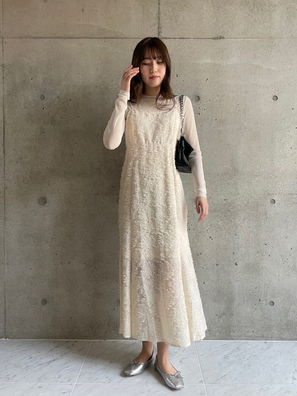 「お出かけコーデ日記、キャミワンピ、春夏コーデ、初夏コーデ、シアートップス、マーメイドスカート、休日スタイル、シンプルコーデ、ワンピースコーデ、ワントーンコーデ、オールホワイト、韓国ファッション、フレンチガーリー、デート、オケージョン」｜「EPIMI E'PIMMYのジャガードマーメイドキャミワンピ（ワンピース、ホワイト系）」を使った、EPIMI ÉPIMMYさん（レディース・164cm）の春コーディネートの2枚目の写真