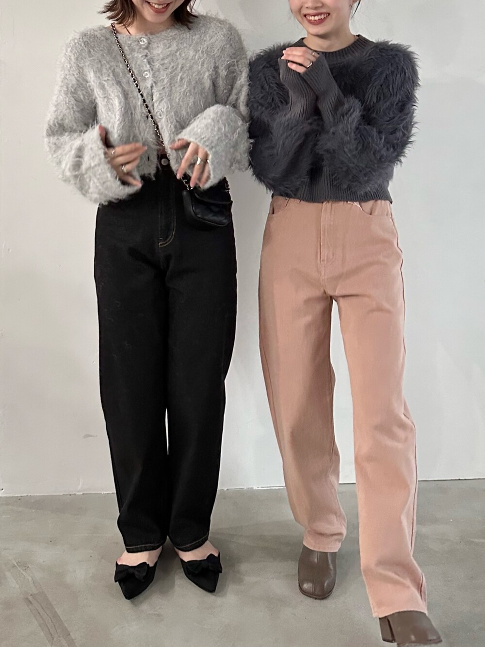 グレー系のニット/セーター、ピンク系のデニムパンツ、ブラウン系のブーツを着用したレディースの冬コーディネートの6枚目の写真