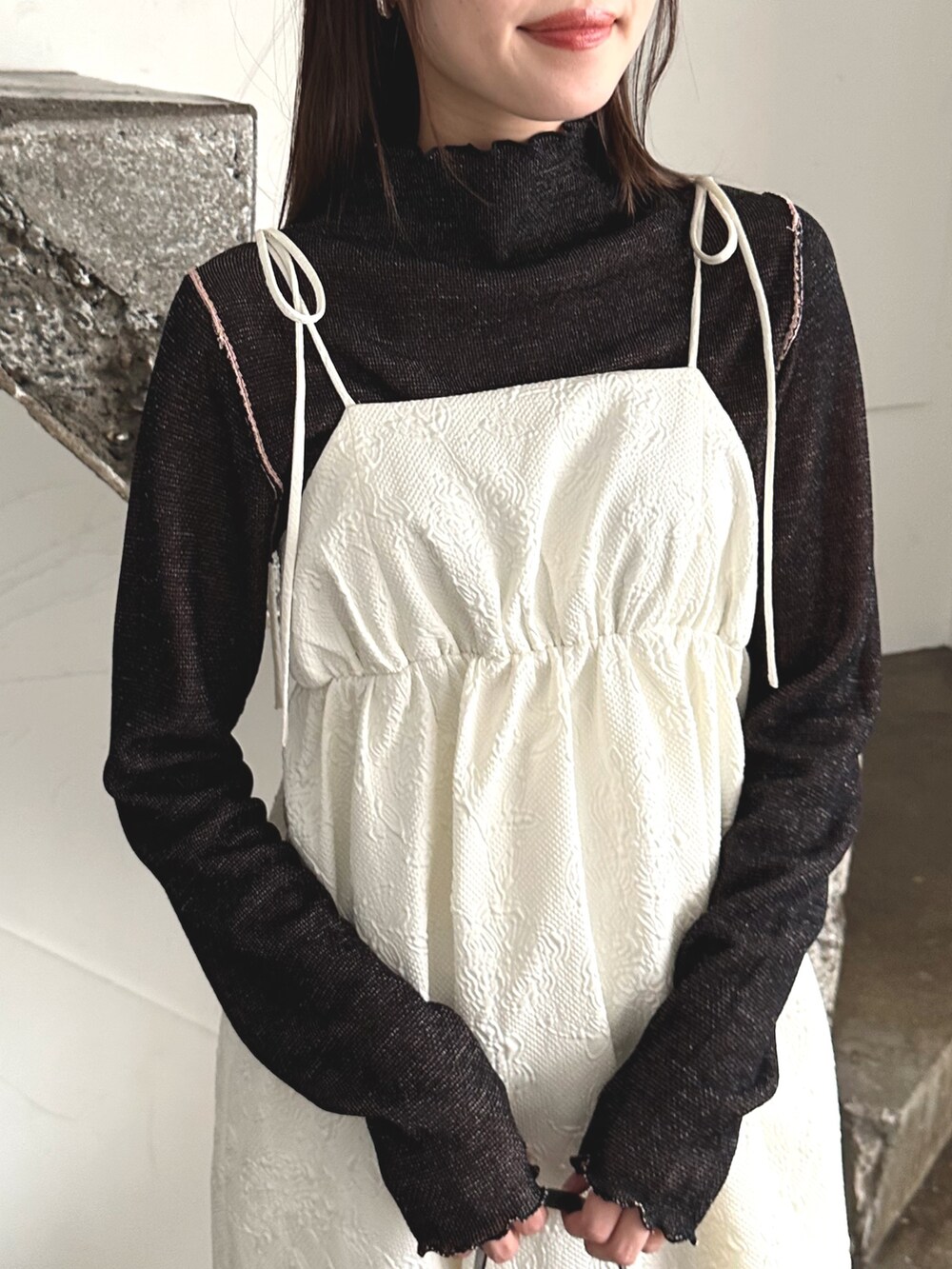 ホワイト系のワンピース、ブラウン系のニット/セーター、その他のその他を着用したレディースの夏コーディネートの2枚目の写真