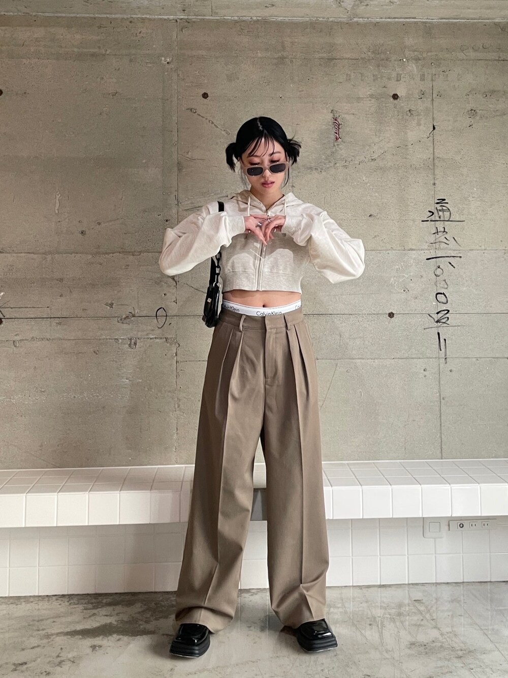 「春服デビュー宣言、レイヤードスタイル、淡色コーデ、プチプラ、ストリート、ローファー、春服みてみて、スウェット、スラックス、オトナカジュアル、韓国ファッション、韓国ストリート、ワントーンコーデ、パーカー、スクエアトゥ」｜「EPIMI E'PIMMYのツータックワイドスラックス（スラックス、ブラウン系）」を使った、EPIMI ÉPIMMYさん（レディース・163cm）の春コーディネートの3枚目の写真