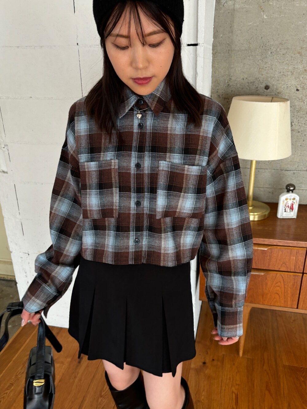 ブラウン系のシャツ/ブラウス、ブラック系のスカート、その他のその他を着用したレディースの秋コーディネートの3枚目の写真