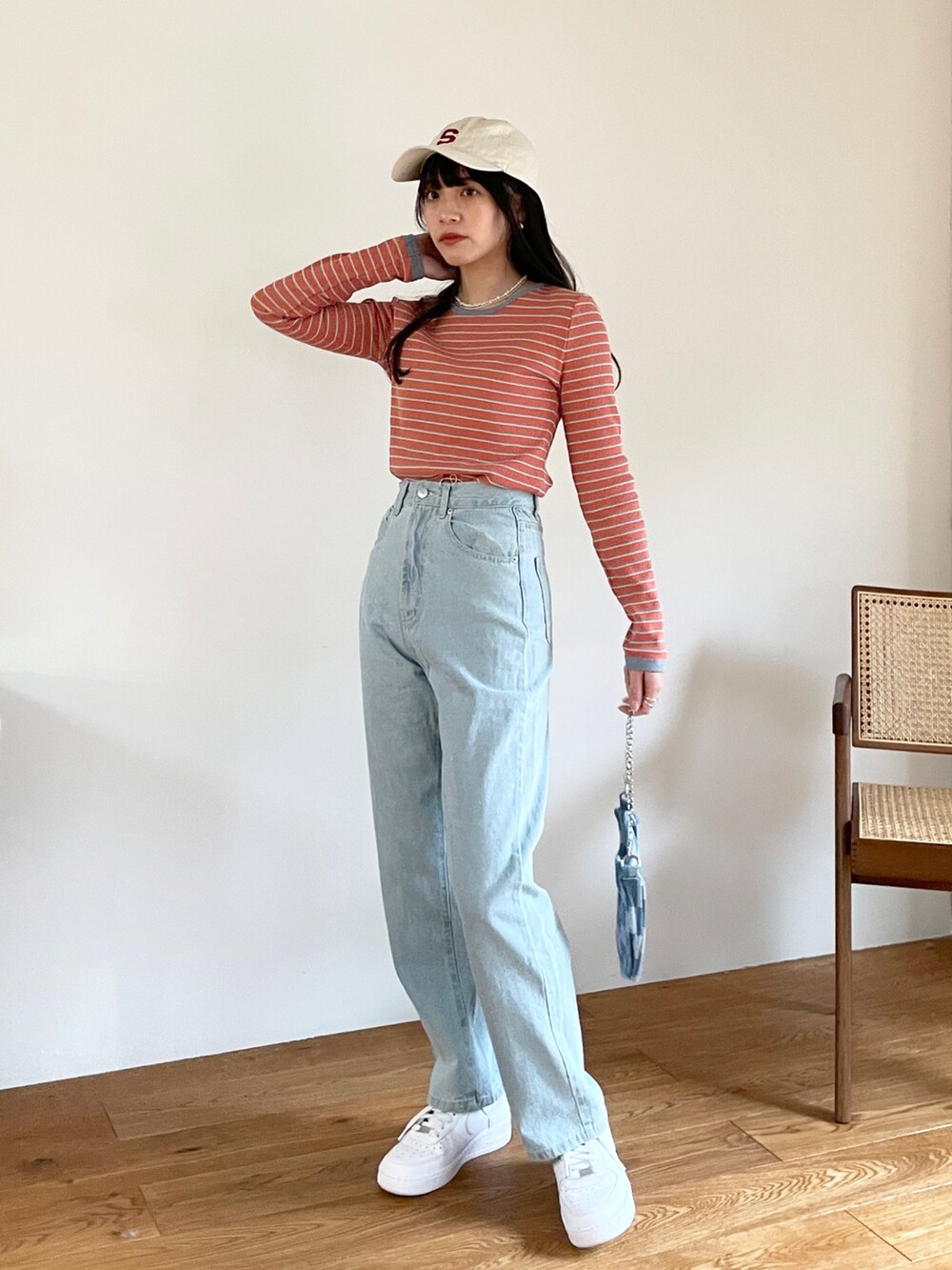 ブルー系のTシャツ/カットソー、グリーン系のスラックス、ホワイト系のスニーカーを着用したレディースの冬コーディネートの4枚目の写真