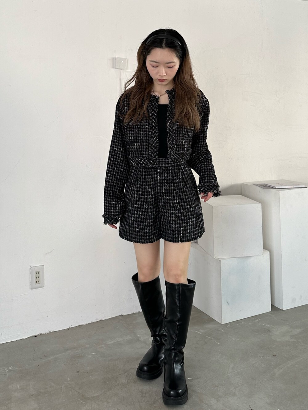 ブラック系のノーカラージャケット、ブラック系のその他パンツ、ブラック系のブーツを着用したレディースの冬コーディネートの2枚目の写真