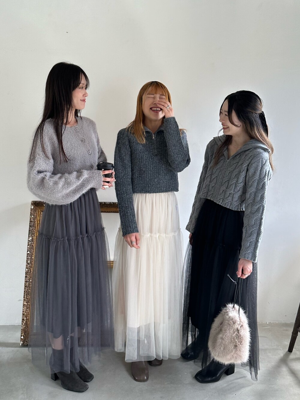 ホワイト系のスカート、グレー系のスカート、ブラック系のスカートを着用したレディースの冬コーディネートの5枚目の写真