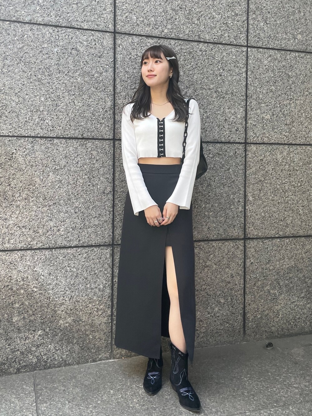ブラック系のスカート、ホワイト系のカーディガン/ボレロ、その他のその他を着用したレディースの春コーディネートの2枚目の写真