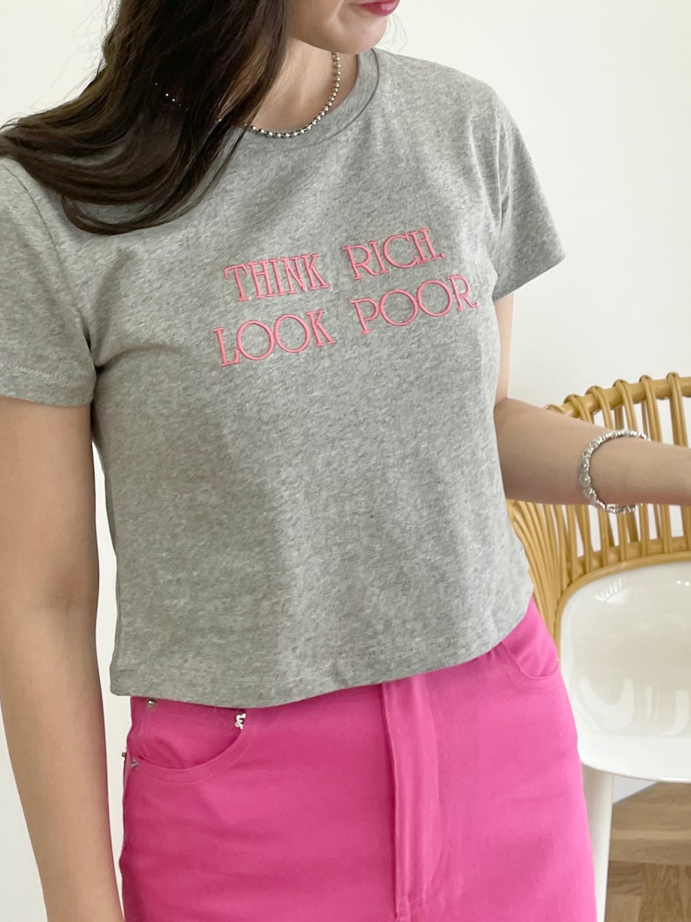 「夏コーデ、カジュアルコーデ、休日スタイル、カラーコーデ、ストリート、キャップ、厚底シューズ、夏だ！Tシャツ着よう！、カラー×コーデ、デニムスカート、プチプラ、y2k、ビタミンカラー、韓国ファッション、韓国コーデ」｜「EPIMI E'PIMMYのオリジナルパッチカラーデニムスカート（デニムスカート、ピンク系）」を使った、EPIMI ÉPIMMYさん（レディース・159cm）の夏コーディネートの2枚目の写真