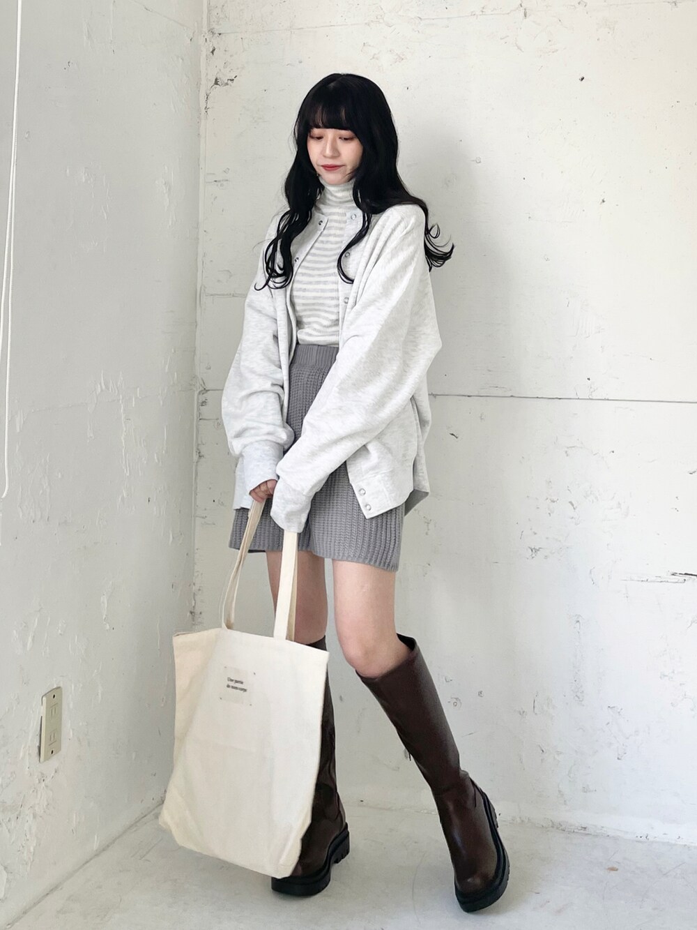 ホワイト系のスウェット、ベージュ系のニット/セーター、グレー系のその他パンツを着用したレディースの冬コーディネートの2枚目の写真