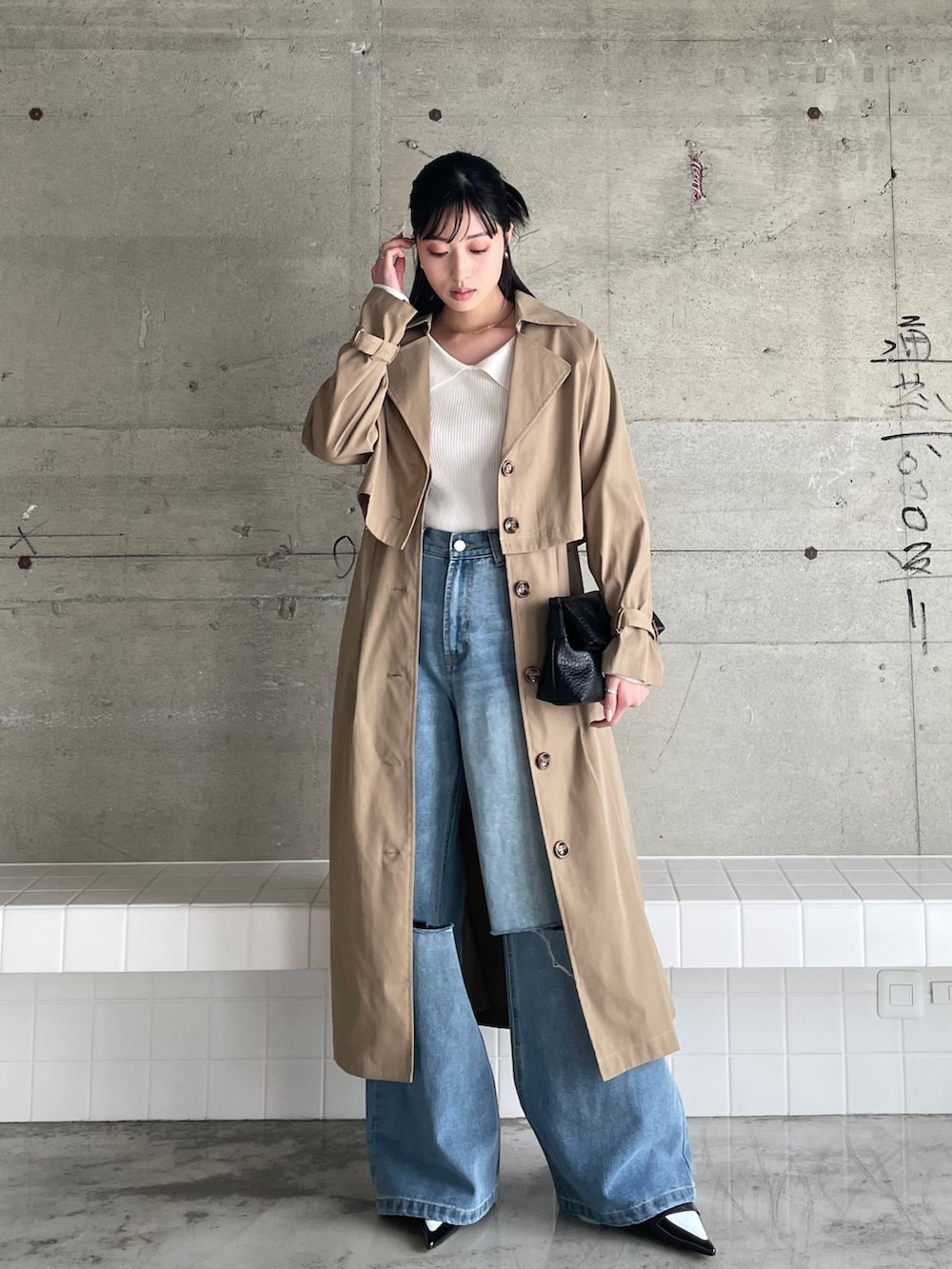 「春服デビュー宣言、ジャケット、レイヤードスタイル、シンプルコーデ、きれいめカジュアル、春アウター、ストリート、春服みてみて、休日スタイル、韓国ファッション、韓国ストリート、ダメージデニムパンツ、ショートトレンチ、デニム、いまどきジャケット写真」｜「EPIMI E'PIMMYの二―ダメージワイドストレートデニム（デニムパンツ、ブルー系）」を使った、EPIMI ÉPIMMYさん（レディース・163cm）の春コーディネートの4枚目の写真