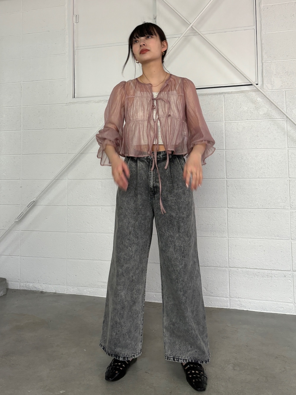 グレー系のデニムパンツ、ピンク系のシャツ/ブラウス、ベージュ系のキャミソールを着用したレディースの春コーディネートの2枚目の写真