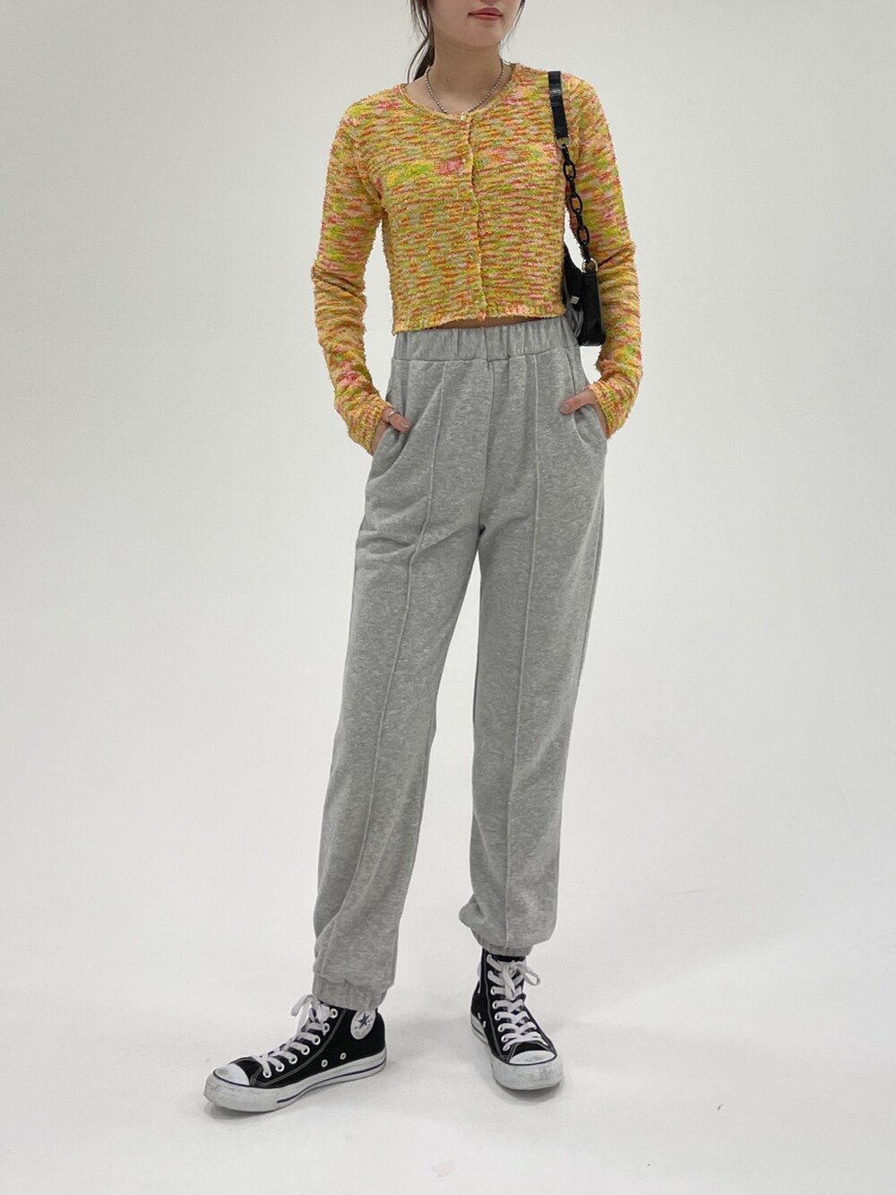 グレー系のスウェットパンツ、ブラック系のスニーカー、その他のカーディガン/ボレロを着用したレディースの冬コーディネートの2枚目の写真