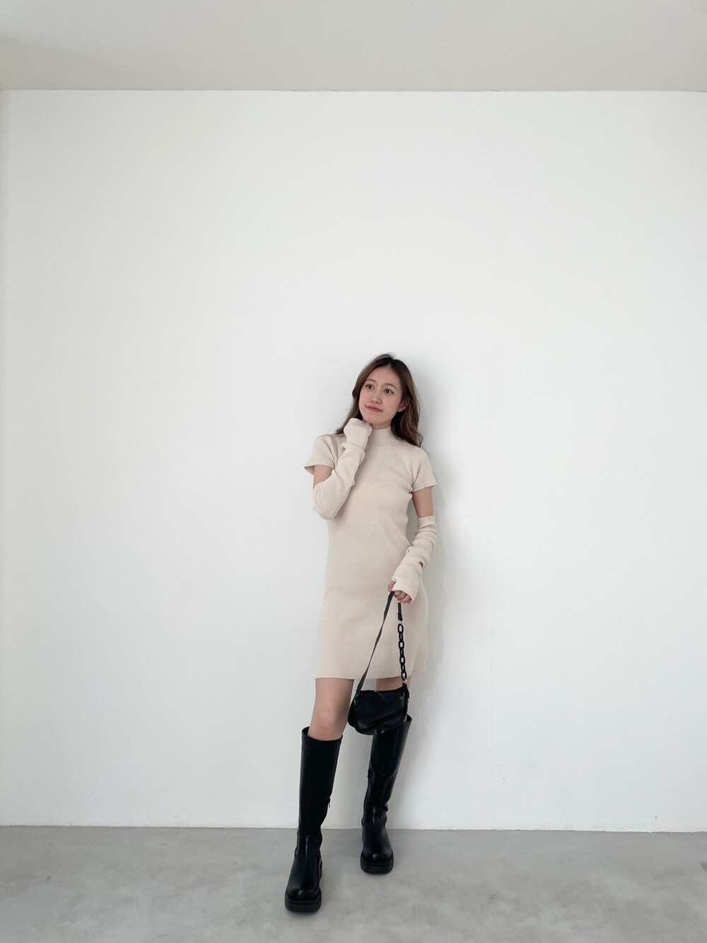 ホワイト系のワンピース、ブラック系のブーツ、その他のその他を着用したレディースの冬コーディネートの2枚目の写真