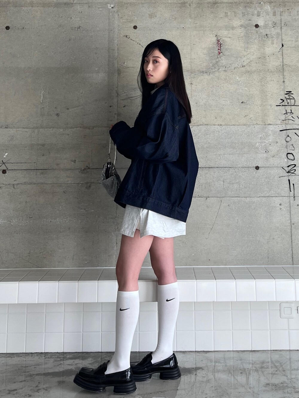 「スクエアトゥ、プチプラ、デニム、韓国ファッション、厚底シューズ、レイヤードスタイル、春先取り、ほめられ本命コーデ、韓国ストリート、春コーデ、春アウター、Gジャン、オーバーサイズ、ストリート、ハイソックス」｜「EPIMI E'PIMMYの〈ユニセックス〉オーバーデニムジャケット（デニムジャケット、ブルー系）」を使った、EPIMI ÉPIMMYさん（レディース・163cm）の冬コーディネートの2枚目の写真