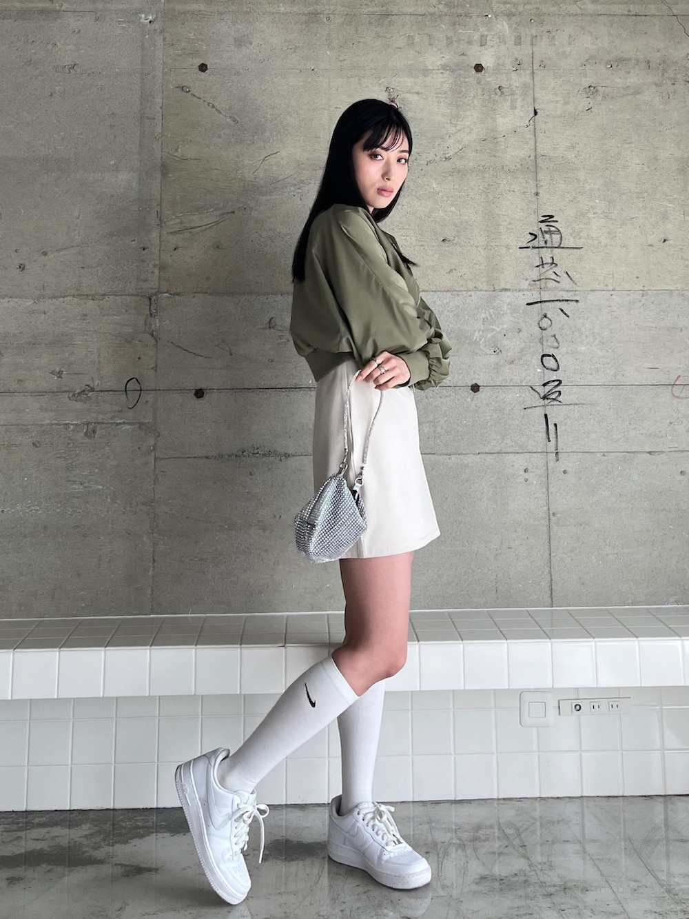 「春服デビュー宣言、レイヤードスタイル、シンプルコーデ、淡色コーデ、キャミワンピ、ストリート、プチプラ、春服みてみて、春コーデ、シアートップス、ワントーンコーデ、韓国ファッション、韓国ストリート、オールホワイト、ミニワンピ」|「EPIMI E'PIMMYのアシメディティールミニキャミワンピース(ワンピース、ホワイト系)」を使った、EPIMI ÉPIMMYさん(レディース・163cm)の春コーディネートの4枚目の写真