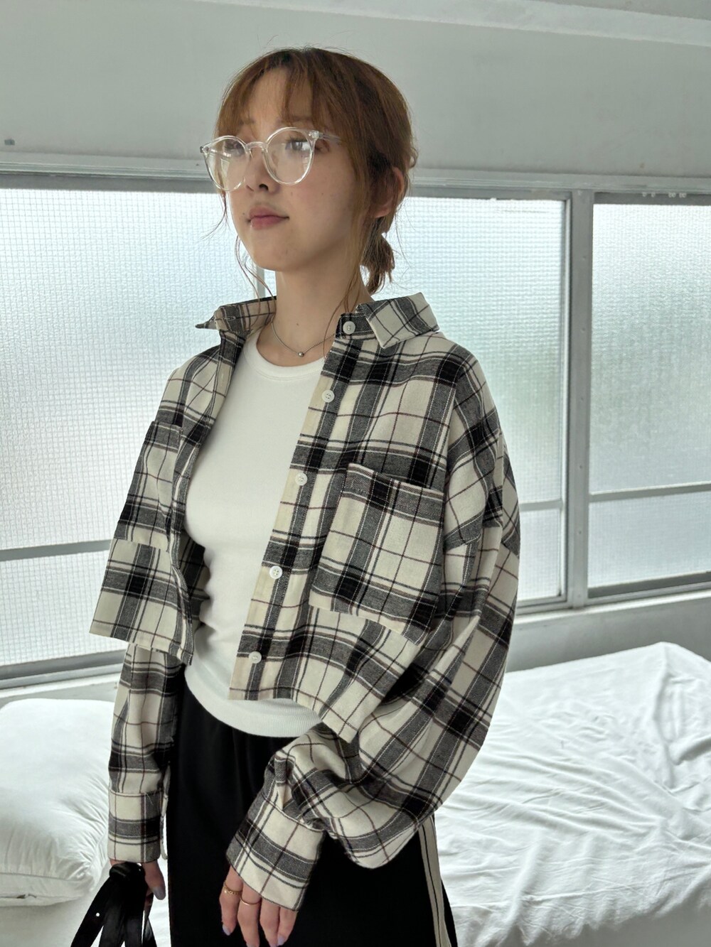 ホワイト系のシャツ/ブラウス、ブラック系のその他パンツ、ホワイト系のタンクトップを着用したレディースの秋コーディネートの3枚目の写真